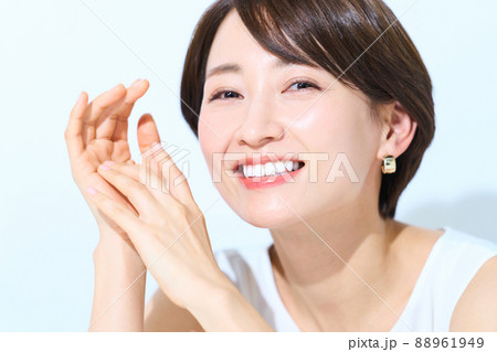 光を浴びる爽やかな女性 光を浴びる爽やかな女性 88961949