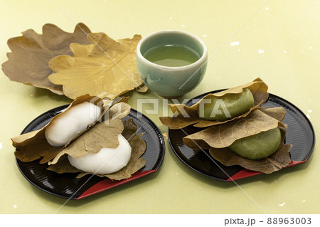 白もちと草もちのかしわ餅 白もちと草もちのかしわ餅 88963003