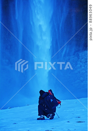 アイスランドの滝、セリャラントスフォスの雪景色 88963049