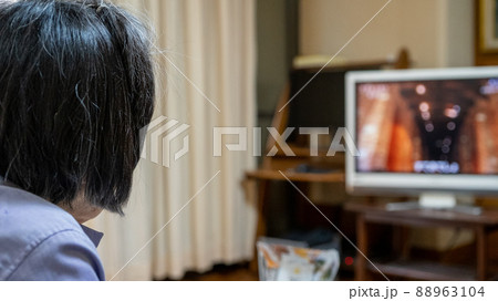 テレビを観る高齢者 テレビを観る高齢者 88963104