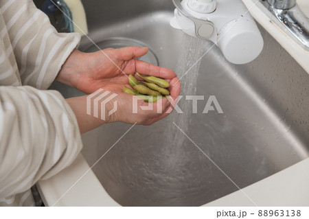 【糠床から出した枝豆を洗う】 【糠床から出した枝豆を洗う】 88963138