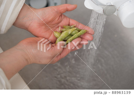 【糠床から出した枝豆を洗う】 88963139