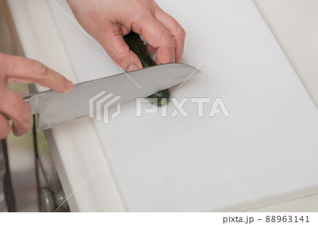 【キュウリの糠漬けを三徳包丁で切る】 88963141