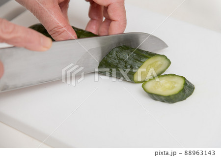 【キュウリの糠漬けを三徳包丁で切る】 88963143