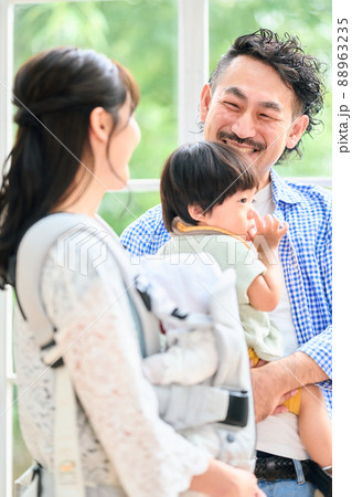 2人の子供を抱っこする両親 88963235