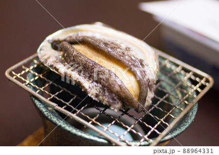 火にかけられた生アワビ 火にかけられた生アワビ 88964331