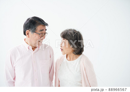 シニア夫婦　笑顔　会話 88966567
