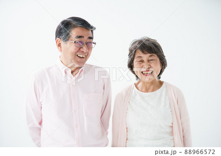 シニア夫婦　笑顔　会話 88966572