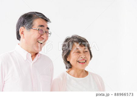 シニア夫婦　笑顔　会話 88966573