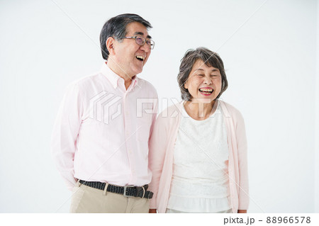 シニア夫婦　笑顔　会話 88966578