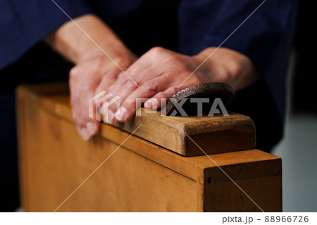 シニア男性 職人 手元 シニア男性 職人 手元 88966726