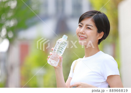 水を飲み生き返った表情の女性3 水を飲み生き返った表情の女性3 88966819