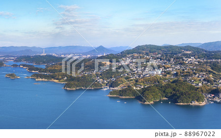 [九州・佐世保] 九十九島と名付けられる佐世保のリアス式海岸の俯瞰図。 88967022