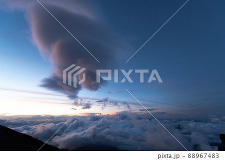 上空の吊るし雲と雲海 88967483
