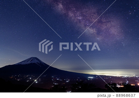 夜空に広がる満天の星と天の川・富士山 夜空に広がる満天の星と天の川・富士山 88968637