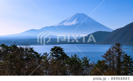 (山梨県)本栖湖と富士山・朝霧に包まれる (山梨県)本栖湖と富士山・朝霧に包まれる 88968883