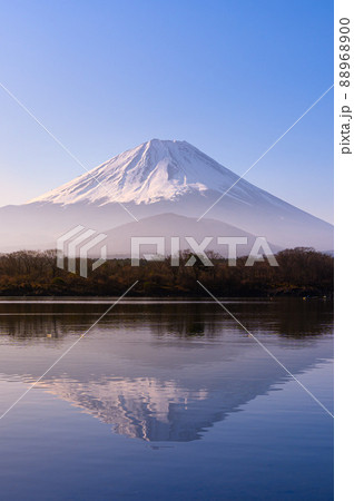 （山梨県）早朝の精進湖と逆さ富士 88968900