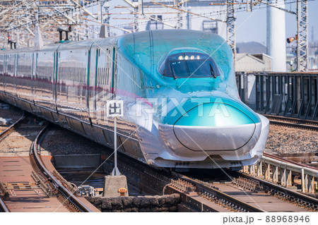 大宮駅に入る東北新幹線・はやぶさ 88968946