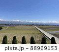 春の立山を滑川海浜から臨む 88969153