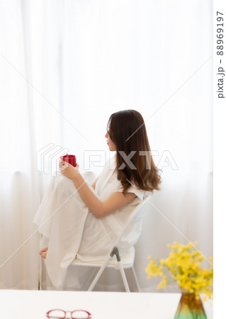 コーヒーを飲む女性 88969197