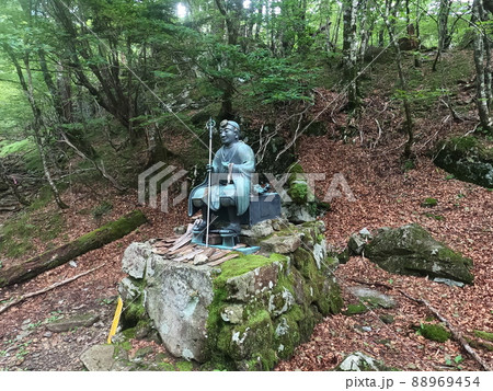 奈良県の日本百名山八経ヶ岳の聖宝ノ宿趾の行者座像 奈良県の日本百名山八経ヶ岳の聖宝ノ宿趾の行者座像 88969454