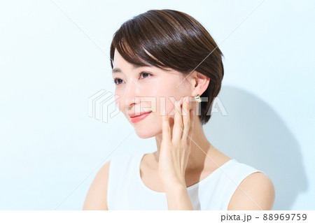 光を浴びる爽やかな女性 88969759