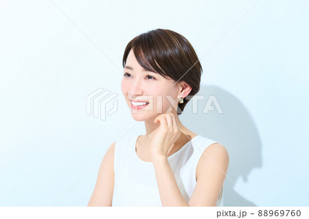 光を浴びる爽やかな女性 光を浴びる爽やかな女性 88969760
