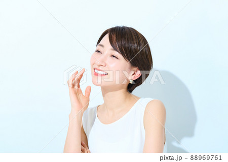 光を浴びる爽やかな女性 光を浴びる爽やかな女性 88969761