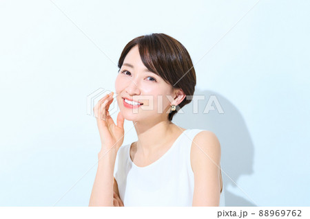 光を浴びる爽やかな女性 88969762