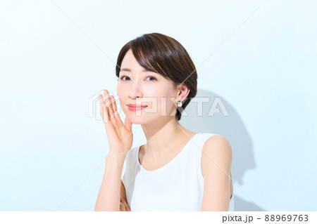 光を浴びる爽やかな女性 88969763