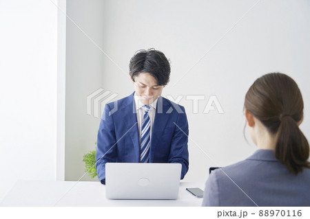 ビジネスマン デスクワーク オフィス ビジネスマン デスクワーク オフィス 88970116