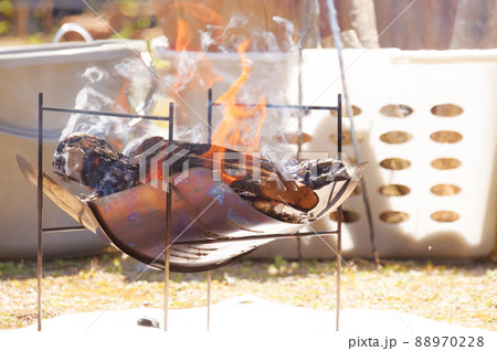 たき火と焚き火台 88970228