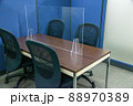 パーテーションで区切られた人のいないミーティングルーム、会議室 88970389