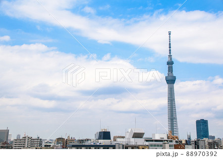 青空と東京スカイツリーと都会の街並み 88970392