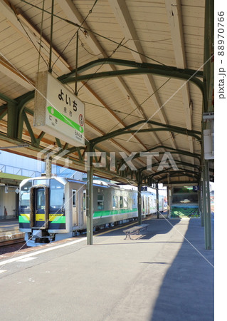 余市駅構内の函館本線車両H100形 88970766