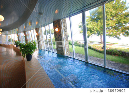 おしゃれなリゾートホテルの屋内プール 88970903