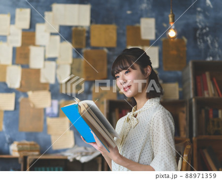 女性ポートレート 88971359