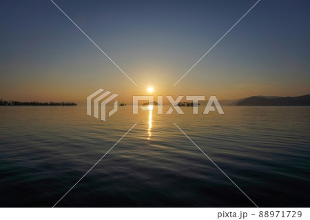 竹生島越しに沈む琵琶湖の夕焼け情景@滋賀 竹生島越しに沈む琵琶湖の夕焼け情景@滋賀 88971729