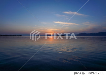 竹生島越しに見る日没直後の夕焼け情景＠滋賀 88971730