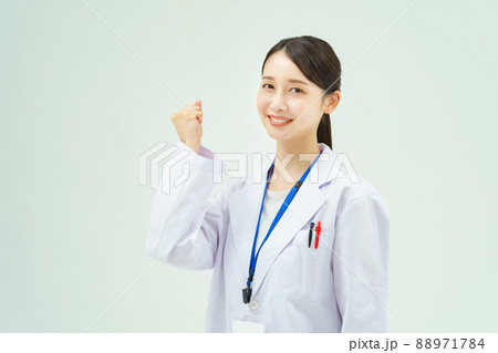 ガッツポーズをする白衣の女性  88971784