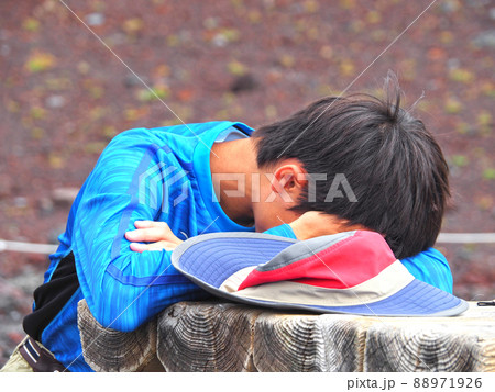 登山中に高山病で体調を崩した中学生 88971926
