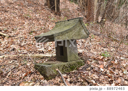 長井坂城に残る石祠 88972463