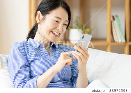 ミドル女性　スマホ　リビング 88972593