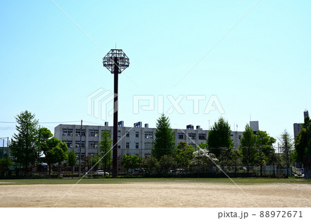 照明塔とグラウンド 88972671