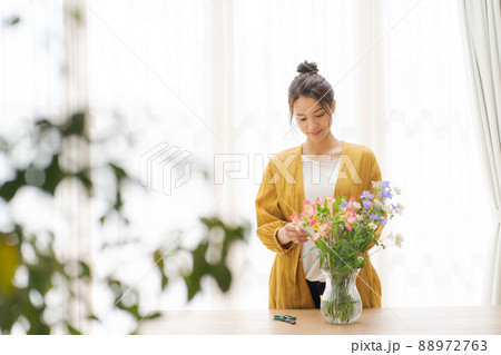 花を生ける女性　自宅 88972763