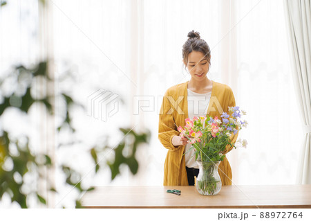 花を生ける女性 自宅 花を生ける女性 自宅 88972764