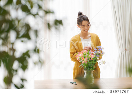 花を生ける女性　自宅 88972767