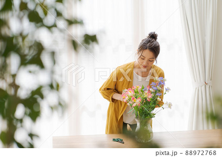 花を生ける女性 自宅の写真素材