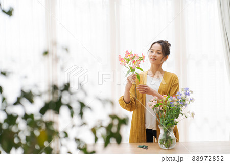 花を生ける女性 自宅の写真素材