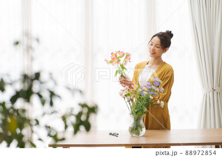 花を生ける女性　自宅 88972854